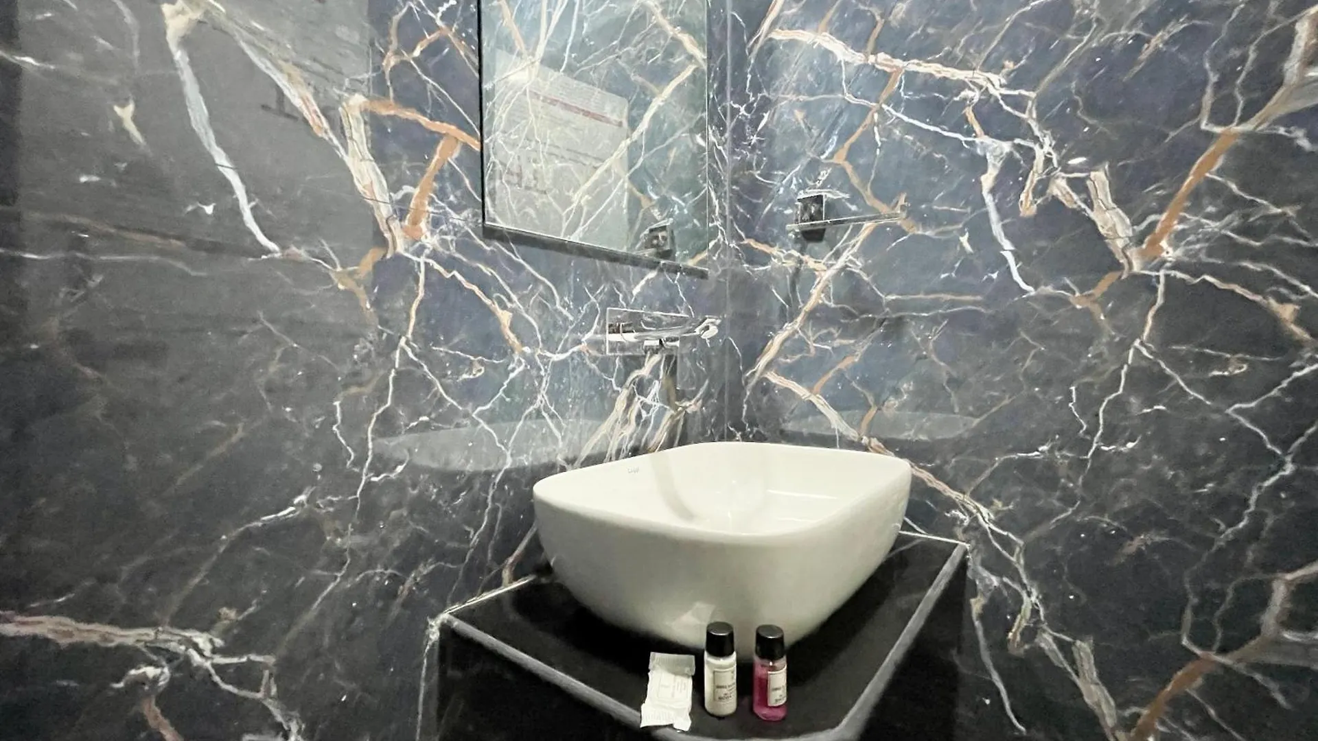 Hotel Srk ! Varanasi ! Fully-Air-Conditioned Hotel At Prime Location With Lift-Wifi-Restaurant Availability, Near Kashi Vishwanath Temple, And Ganga Ghat, Luxurious Rooms 4*,  Inde