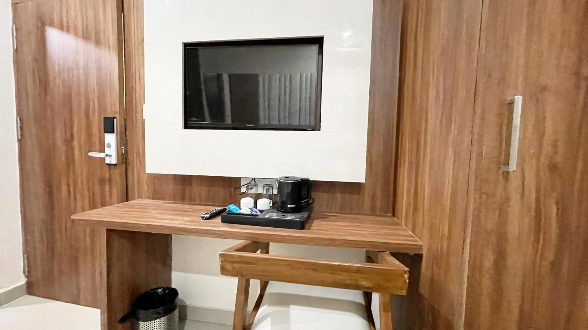 Hotel Srk ! Varanasi ! Fully-Air-Conditioned Hotel At Prime Location With Lift-Wifi-Restaurant Availability, Near Kashi Vishwanath Temple, And Ganga Ghat, Luxurious Rooms 4*,
