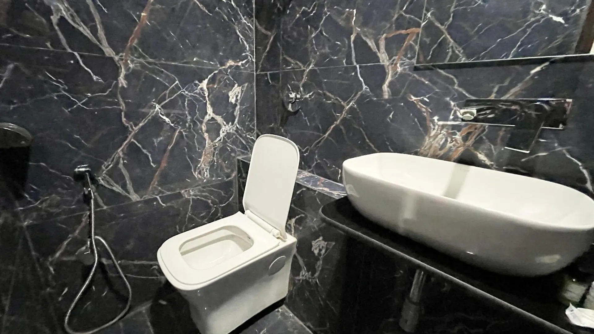 Hotel Srk ! Varanasi ! Fully-Air-Conditioned Hotel At Prime Location With Lift-Wifi-Restaurant Availability, Near Kashi Vishwanath Temple, And Ganga Ghat, Luxurious Rooms