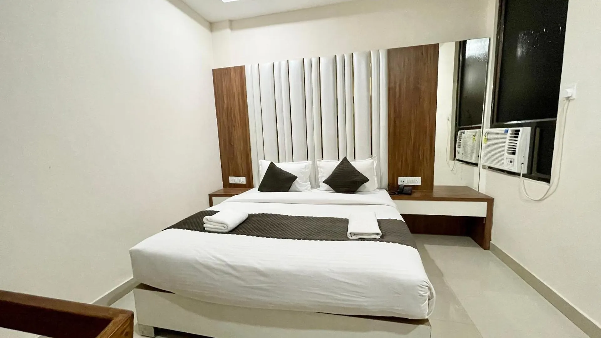 Hotel Srk ! Varanasi ! Fully-Air-Conditioned Hotel At Prime Location With Lift-Wifi-Restaurant Availability, Near Kashi Vishwanath Temple, And Ganga Ghat, Luxurious Rooms Inde