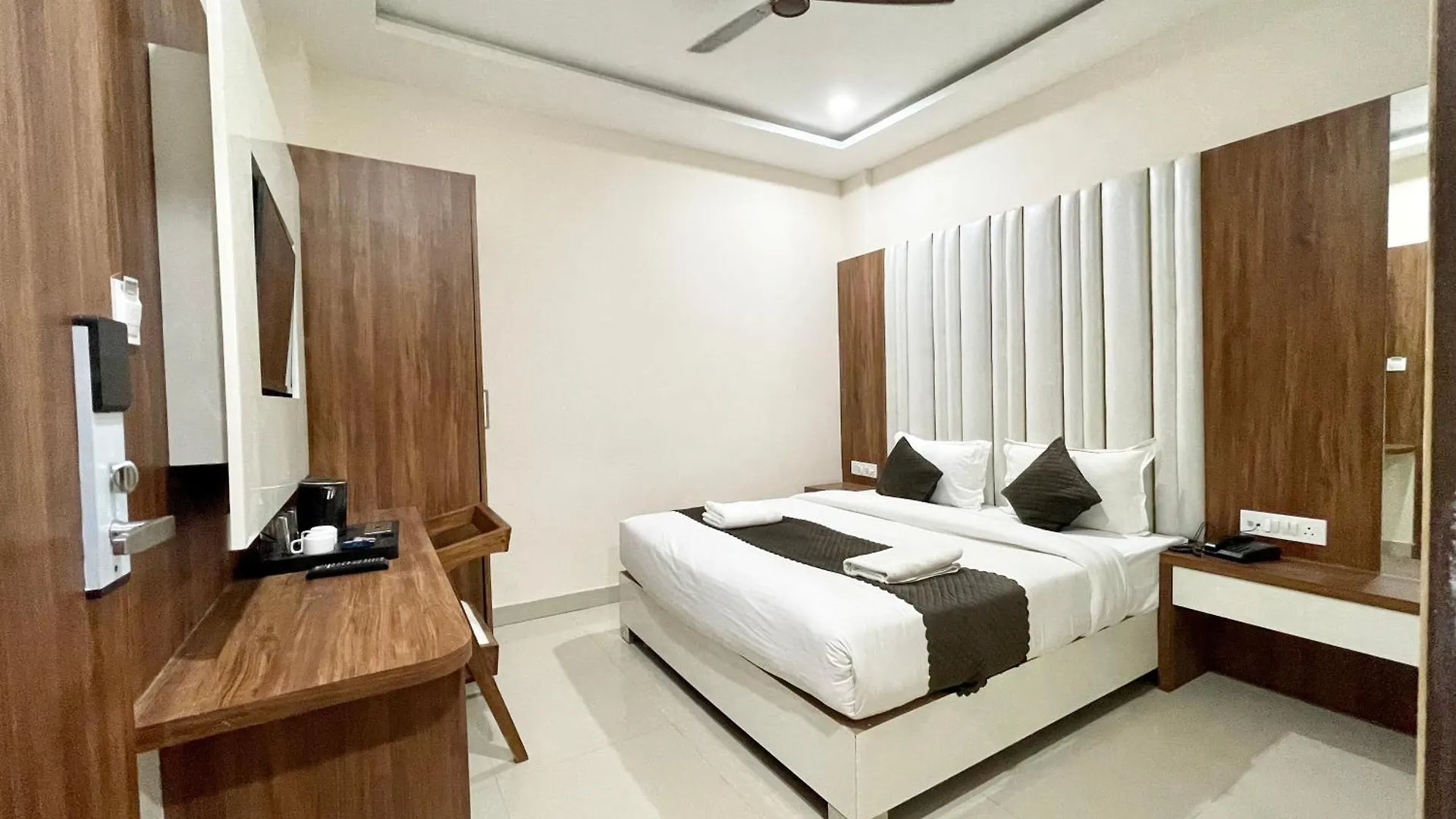 Hotel Srk ! Varanasi ! Fully-Air-Conditioned Hotel At Prime Location With Lift-Wifi-Restaurant Availability, Near Kashi Vishwanath Temple, And Ganga Ghat, Luxurious Rooms 4*,