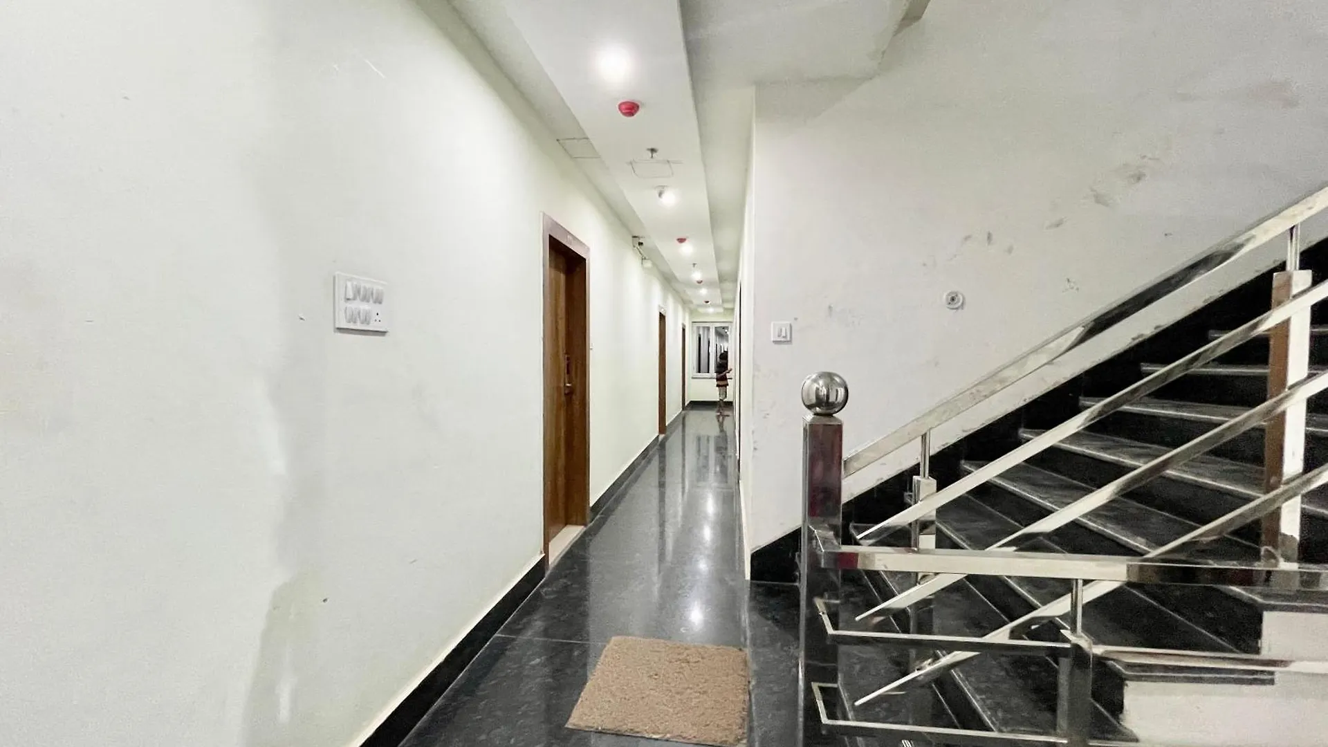Hotel Srk ! Varanasi ! Fully-Air-Conditioned Hotel At Prime Location With Lift-Wifi-Restaurant Availability, Near Kashi Vishwanath Temple, And Ganga Ghat, Luxurious Rooms 4*,