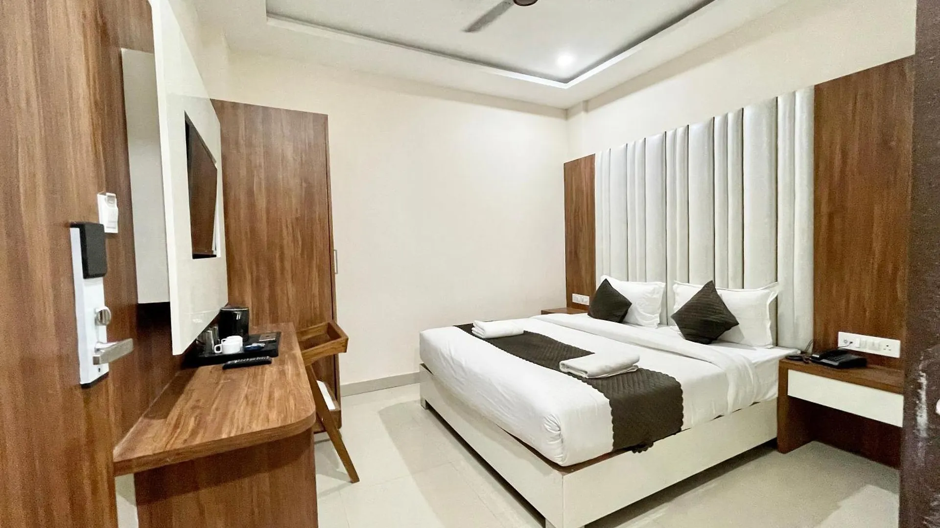 Hotel Srk ! Varanasi ! Fully-Air-Conditioned Hotel At Prime Location With Lift-Wifi-Restaurant Availability, Near Kashi Vishwanath Temple, And Ganga Ghat, Luxurious Rooms 4*,  Inde