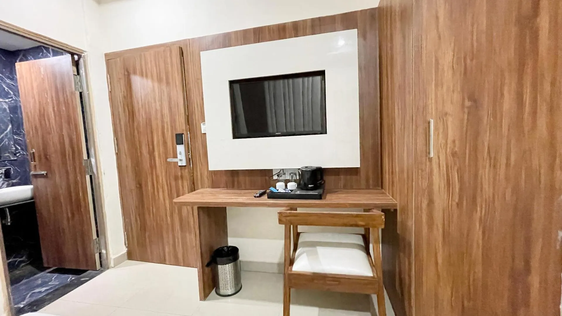 Hotel Srk ! Varanasi ! Fully-Air-Conditioned Hotel At Prime Location With Lift-Wifi-Restaurant Availability, Near Kashi Vishwanath Temple, And Ganga Ghat, Luxurious Rooms