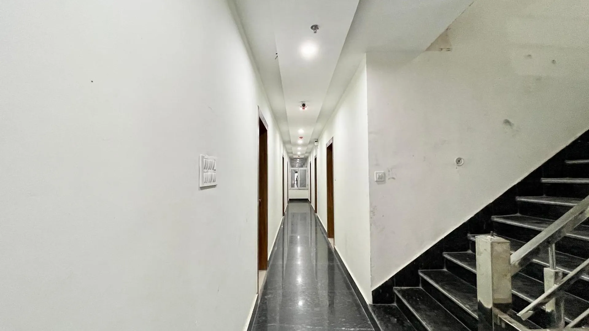 Hotel Srk ! Varanasi ! Fully-Air-Conditioned Hotel At Prime Location With Lift-Wifi-Restaurant Availability, Near Kashi Vishwanath Temple, And Ganga Ghat, Luxurious Rooms