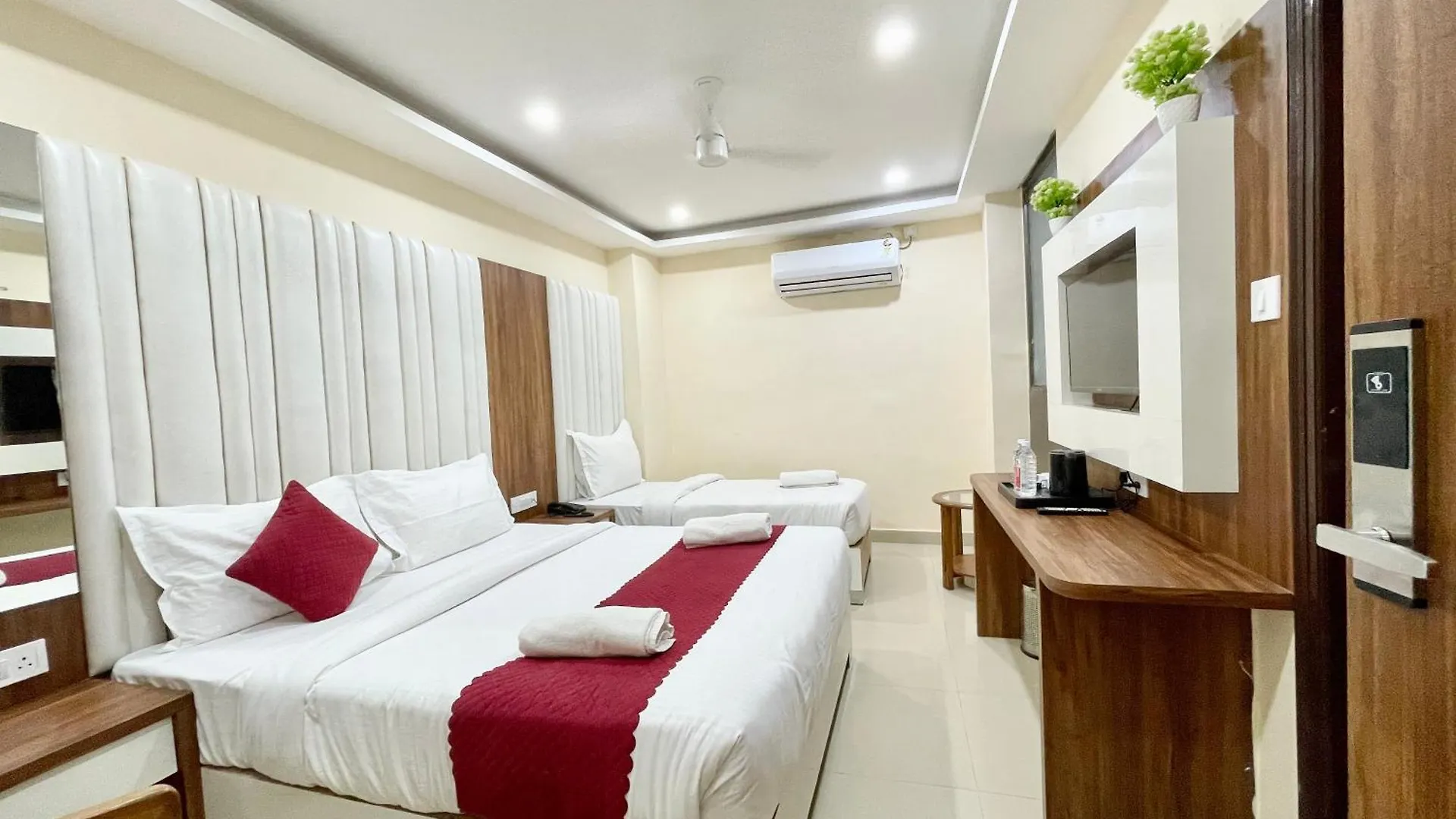 ****  Hotel Srk ! Varanasi ! Fully-Air-Conditioned Hotel At Prime Location With Lift-Wifi-Restaurant Availability, Near Kashi Vishwanath Temple, And Ganga Ghat, Luxurious Rooms Inde