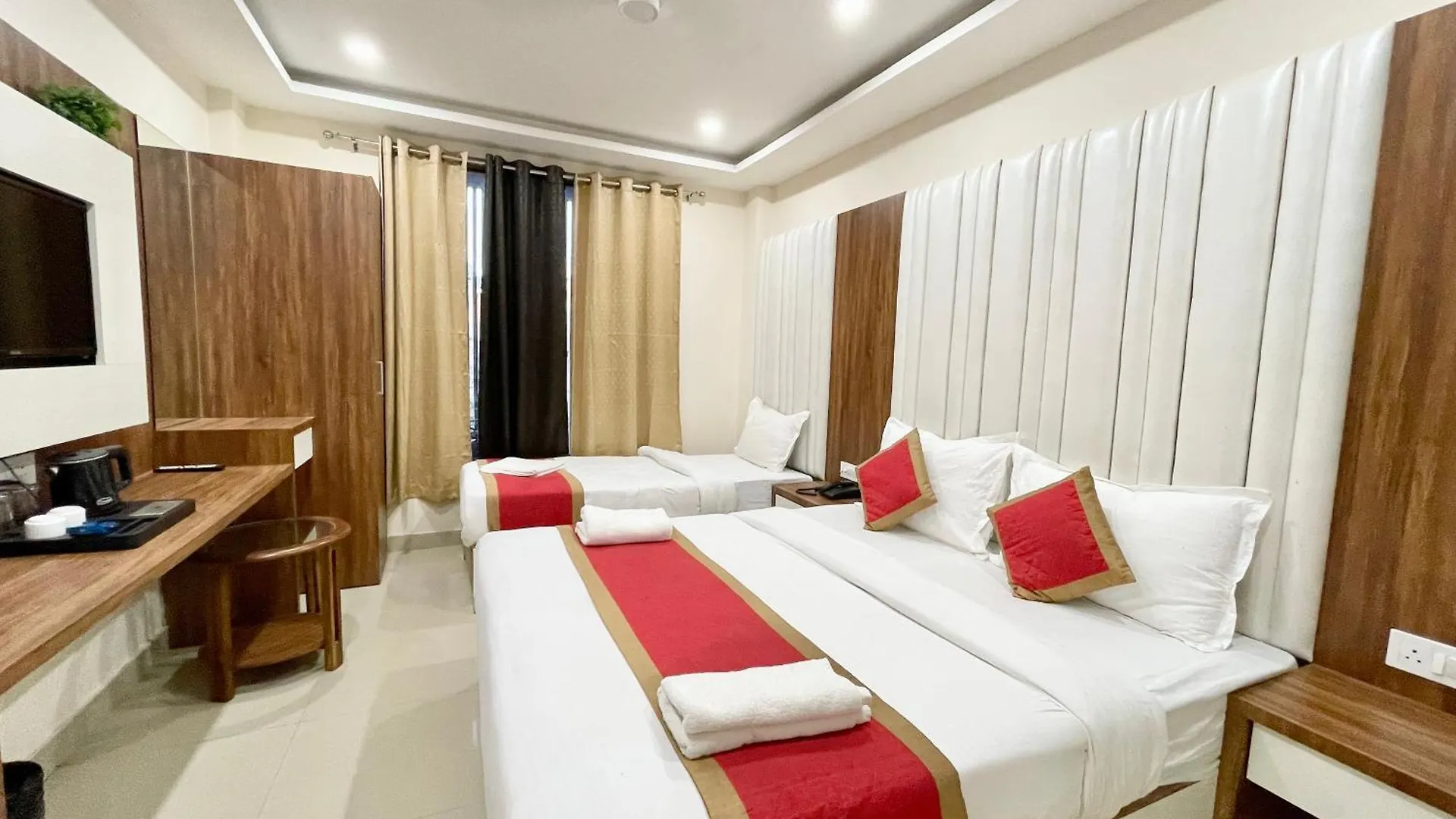 Hotel Srk ! Varanasi ! Fully-Air-Conditioned Hotel At Prime Location With Lift-Wifi-Restaurant Availability, Near Kashi Vishwanath Temple, And Ganga Ghat, Luxurious Rooms