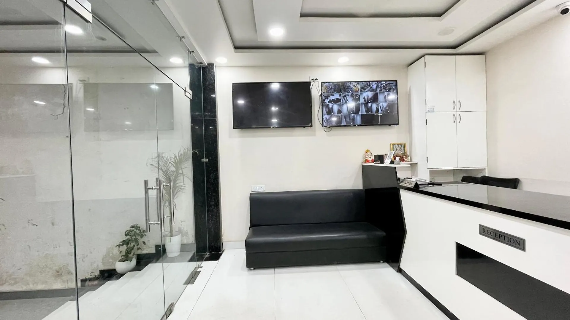 Hotel Srk ! Varanasi ! Fully-Air-Conditioned Hotel At Prime Location With Lift-Wifi-Restaurant Availability, Near Kashi Vishwanath Temple, And Ganga Ghat, Luxurious Rooms