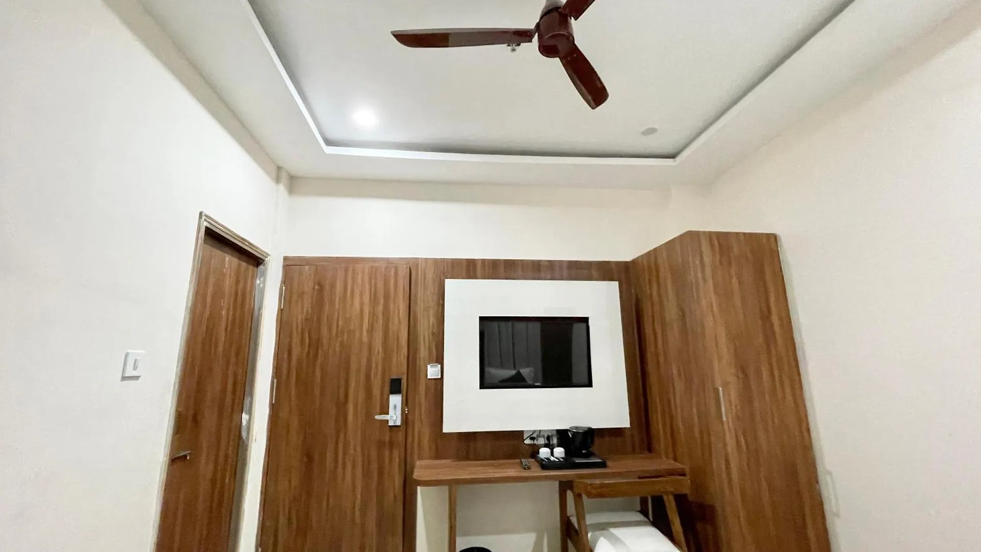 Hotel Srk ! Varanasi ! Fully-Air-Conditioned Hotel At Prime Location With Lift-Wifi-Restaurant Availability, Near Kashi Vishwanath Temple, And Ganga Ghat, Luxurious Rooms
