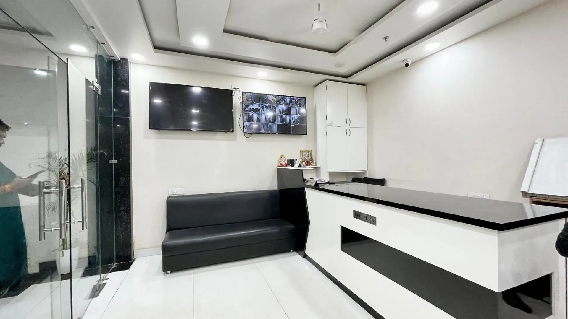 Hotel Srk ! Varanasi ! Fully-Air-Conditioned Hotel At Prime Location With Lift-Wifi-Restaurant Availability, Near Kashi Vishwanath Temple, And Ganga Ghat, Luxurious Rooms