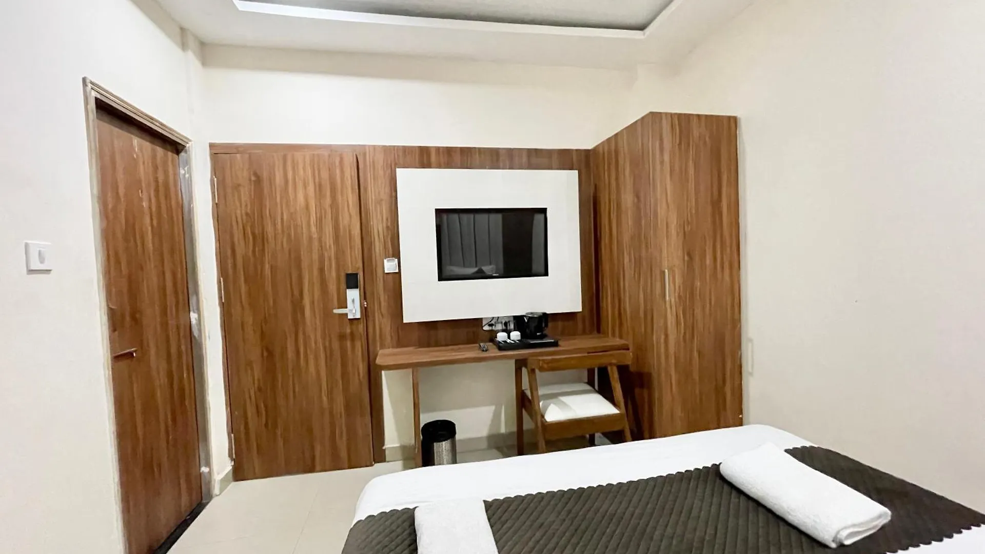 Hotel Srk ! Varanasi ! Fully-Air-Conditioned Hotel At Prime Location With Lift-Wifi-Restaurant Availability, Near Kashi Vishwanath Temple, And Ganga Ghat, Luxurious Rooms