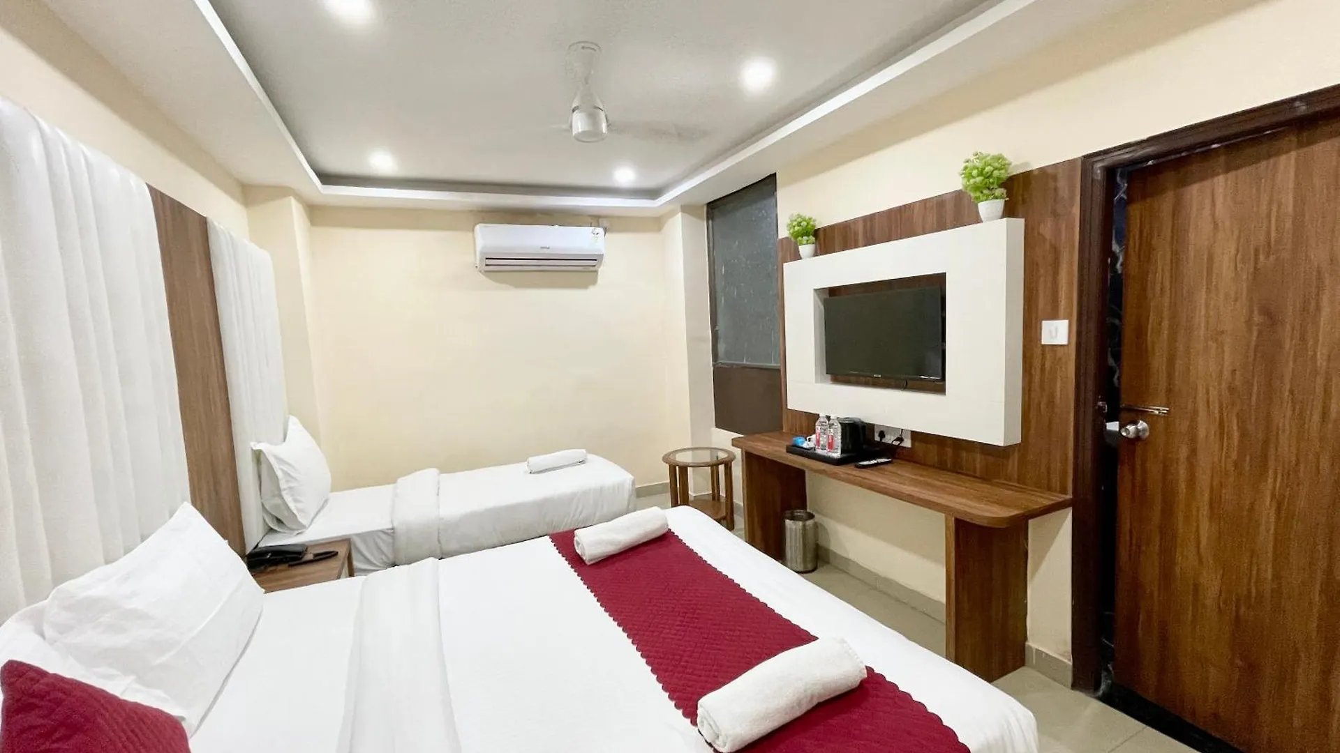 Hotel Srk ! Varanasi ! Fully-Air-Conditioned Hotel At Prime Location With Lift-Wifi-Restaurant Availability, Near Kashi Vishwanath Temple, And Ganga Ghat, Luxurious Rooms