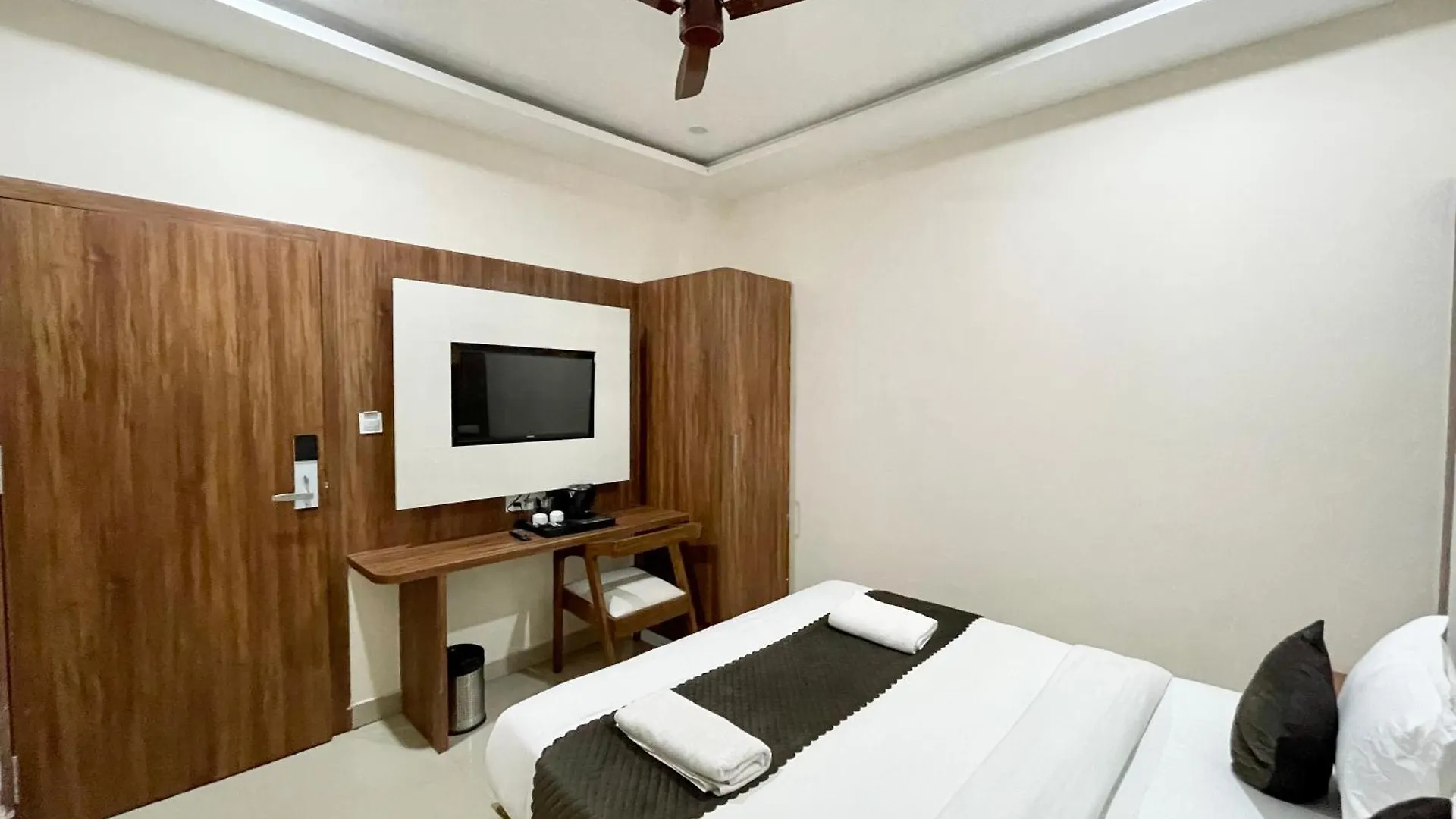 Hotel Srk ! Varanasi ! Fully-Air-Conditioned Hotel At Prime Location With Lift-Wifi-Restaurant Availability, Near Kashi Vishwanath Temple, And Ganga Ghat, Luxurious Rooms 4*,  Inde