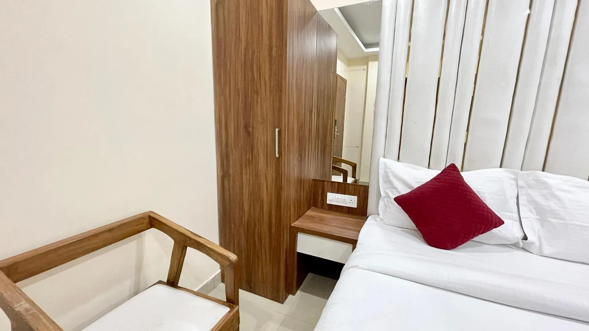 Hotel Srk ! Varanasi ! Fully-Air-Conditioned Hotel At Prime Location With Lift-Wifi-Restaurant Availability, Near Kashi Vishwanath Temple, And Ganga Ghat, Luxurious Rooms Inde