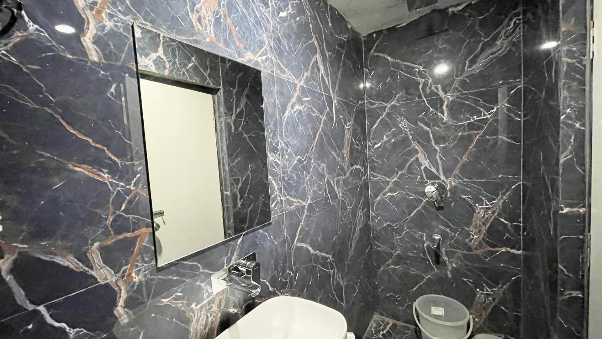 Hotel Srk ! Varanasi ! Fully-Air-Conditioned Hotel At Prime Location With Lift-Wifi-Restaurant Availability, Near Kashi Vishwanath Temple, And Ganga Ghat, Luxurious Rooms