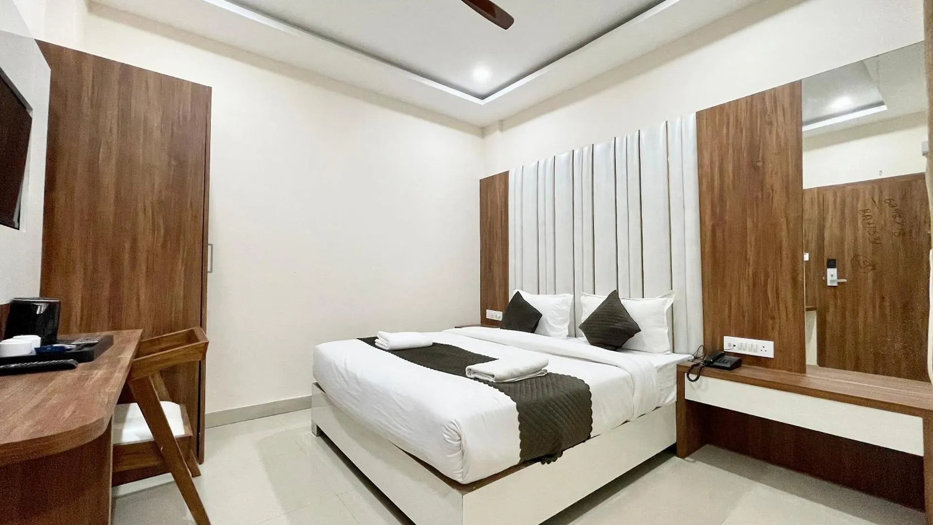 ****  Hotel Srk ! Varanasi ! Fully-Air-Conditioned Hotel At Prime Location With Lift-Wifi-Restaurant Availability, Near Kashi Vishwanath Temple, And Ganga Ghat, Luxurious Rooms Indien