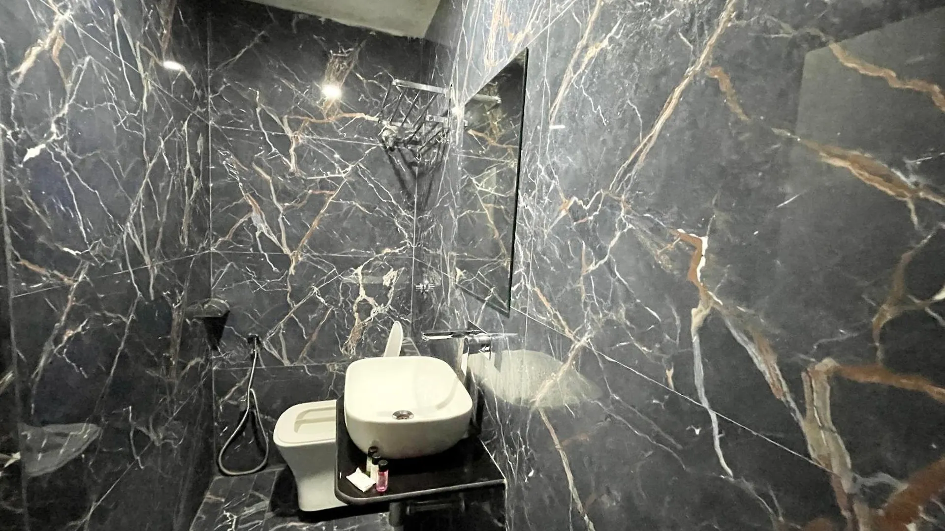 Hotel Srk ! Varanasi ! Fully-Air-Conditioned Hotel At Prime Location With Lift-Wifi-Restaurant Availability, Near Kashi Vishwanath Temple, And Ganga Ghat, Luxurious Rooms Indien