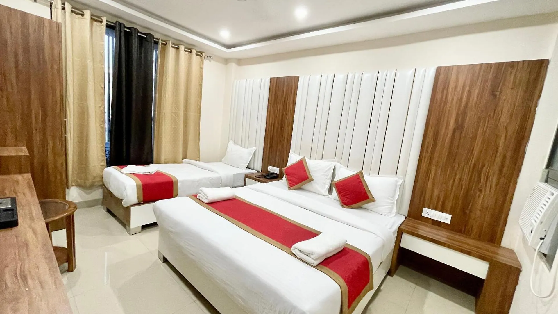 Hotel Srk ! Varanasi ! Fully-Air-Conditioned Hotel At Prime Location With Lift-Wifi-Restaurant Availability, Near Kashi Vishwanath Temple, And Ganga Ghat, Luxurious Rooms Indien