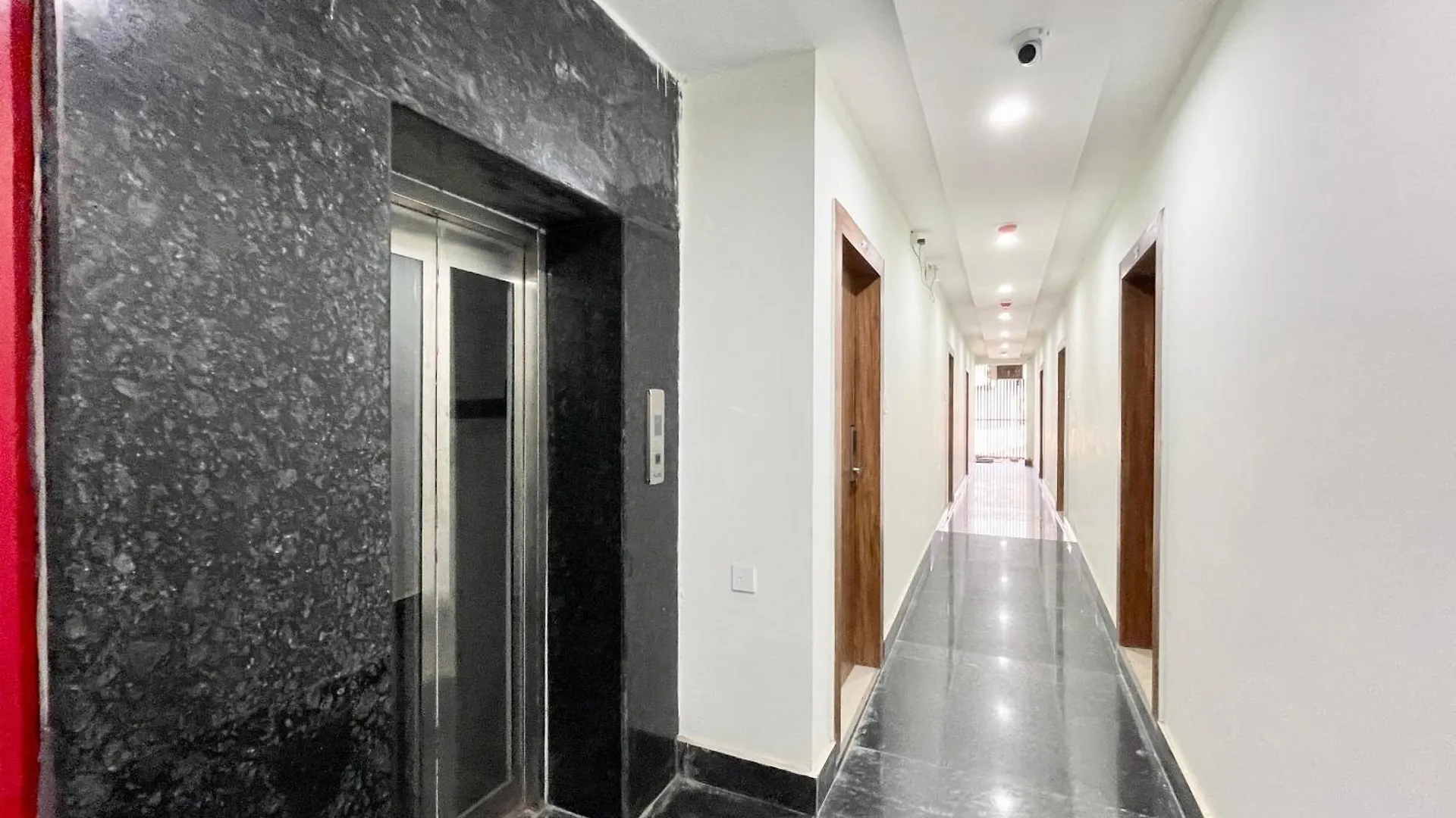Hotel Srk ! Varanasi ! Fully-Air-Conditioned Hotel At Prime Location With Lift-Wifi-Restaurant Availability, Near Kashi Vishwanath Temple, And Ganga Ghat, Luxurious Rooms