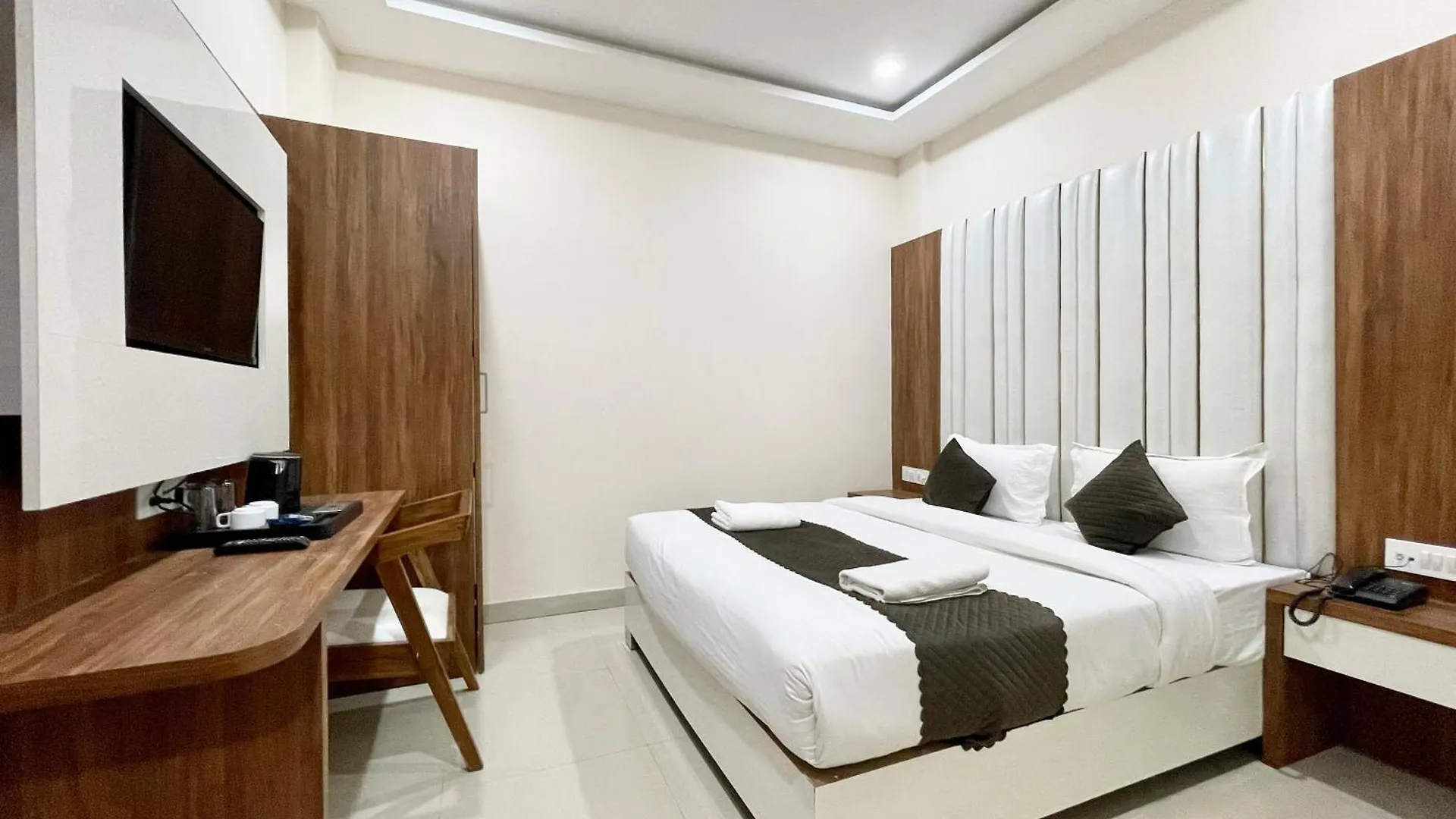 Hotel Srk ! Varanasi ! Fully-Air-Conditioned Hotel At Prime Location With Lift-Wifi-Restaurant Availability, Near Kashi Vishwanath Temple, And Ganga Ghat, Luxurious Rooms