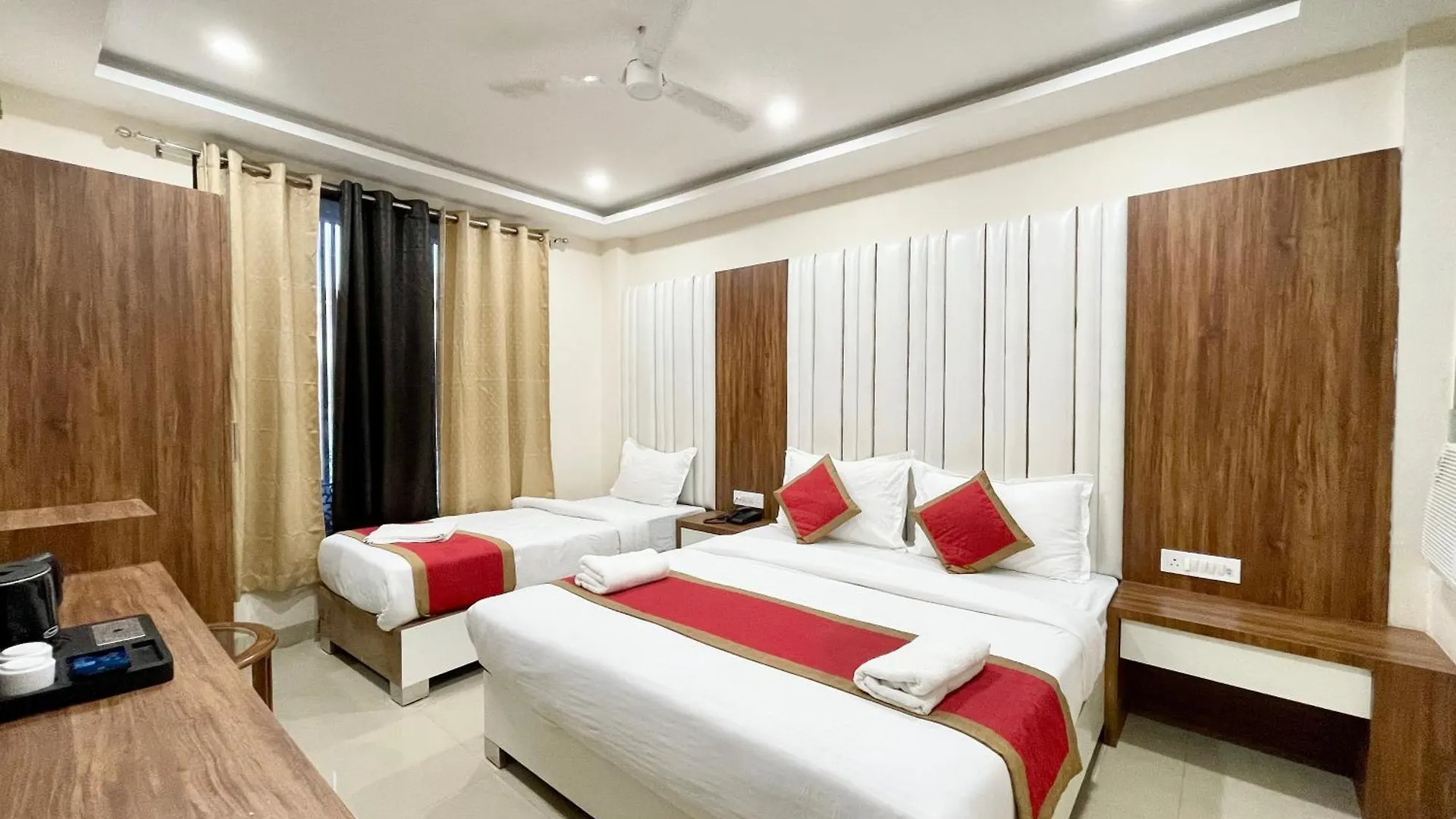Hotel Srk ! Varanasi ! Fully-Air-Conditioned Hotel At Prime Location With Lift-Wifi-Restaurant Availability, Near Kashi Vishwanath Temple, And Ganga Ghat, Luxurious Rooms 4*,  Indien