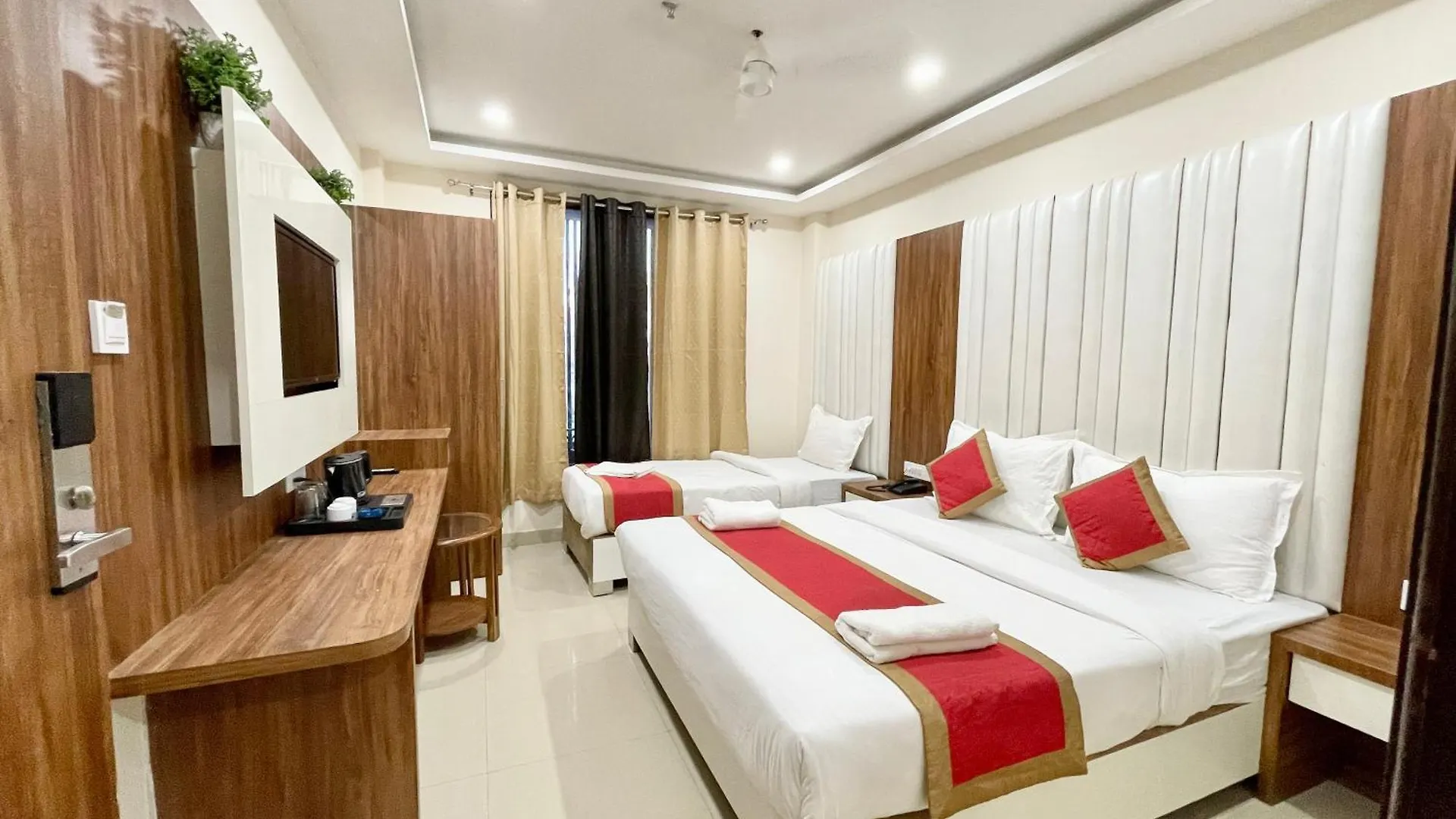 Hotel Srk ! Varanasi ! Fully-Air-Conditioned Hotel At Prime Location With Lift-Wifi-Restaurant Availability, Near Kashi Vishwanath Temple, And Ganga Ghat, Luxurious Rooms Indien