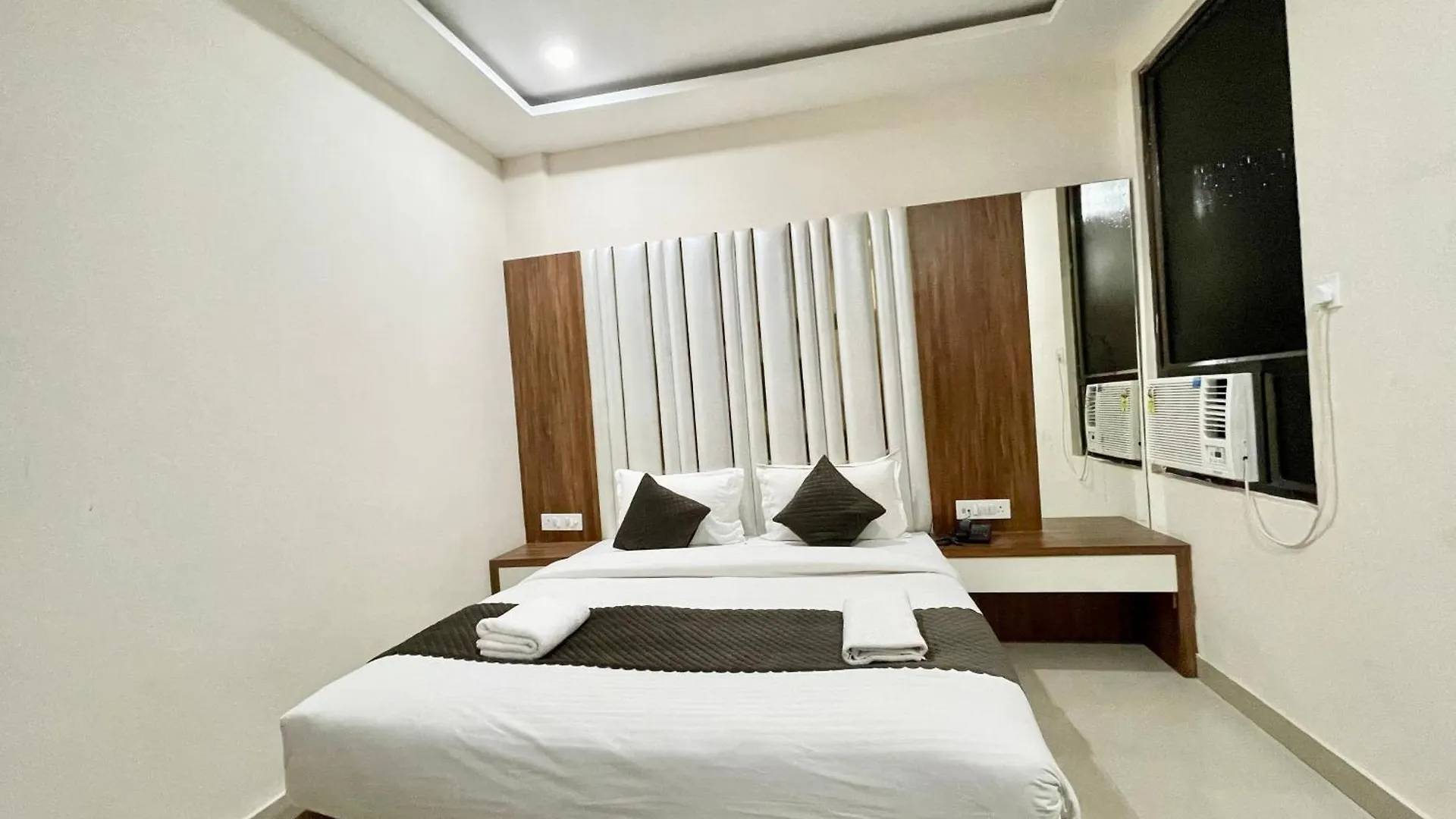 Hotel Srk ! Varanasi ! Fully-Air-Conditioned Hotel At Prime Location With Lift-Wifi-Restaurant Availability, Near Kashi Vishwanath Temple, And Ganga Ghat, Luxurious Rooms 4*,  Indien