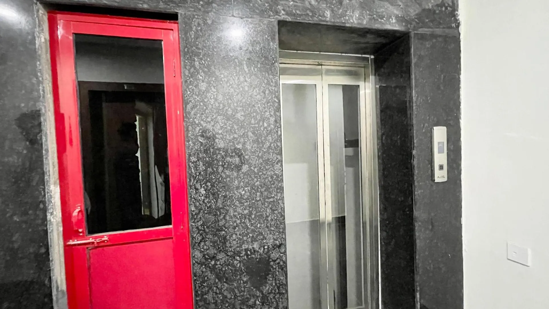 Hotel Srk ! Varanasi ! Fully-Air-Conditioned Hotel At Prime Location With Lift-Wifi-Restaurant Availability, Near Kashi Vishwanath Temple, And Ganga Ghat, Luxurious Rooms