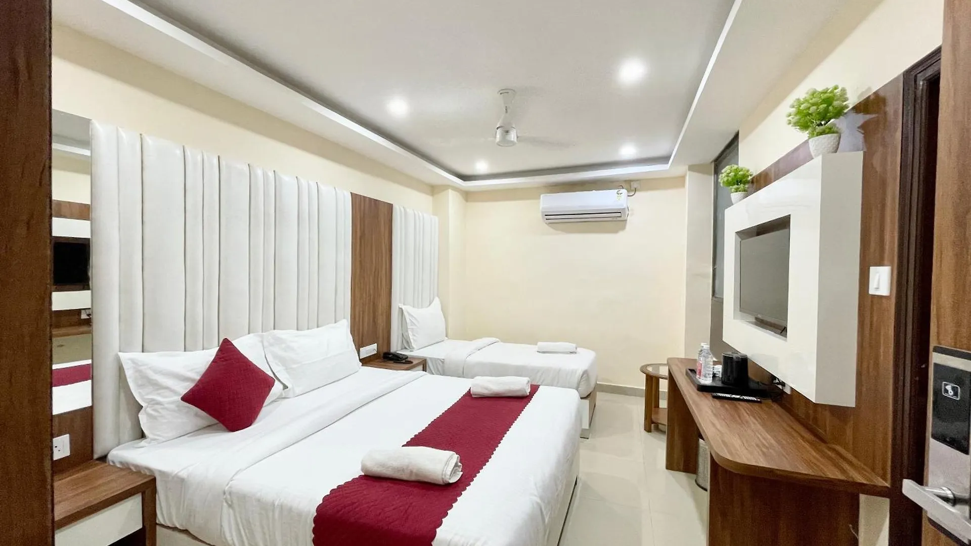 Hotel Srk ! Varanasi ! Fully-Air-Conditioned Hotel At Prime Location With Lift-Wifi-Restaurant Availability, Near Kashi Vishwanath Temple, And Ganga Ghat, Luxurious Rooms