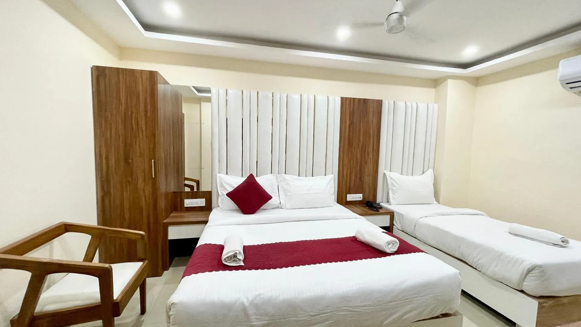 Hotel Srk ! Varanasi ! Fully-Air-Conditioned Hotel At Prime Location With Lift-Wifi-Restaurant Availability, Near Kashi Vishwanath Temple, And Ganga Ghat, Luxurious Rooms Indien