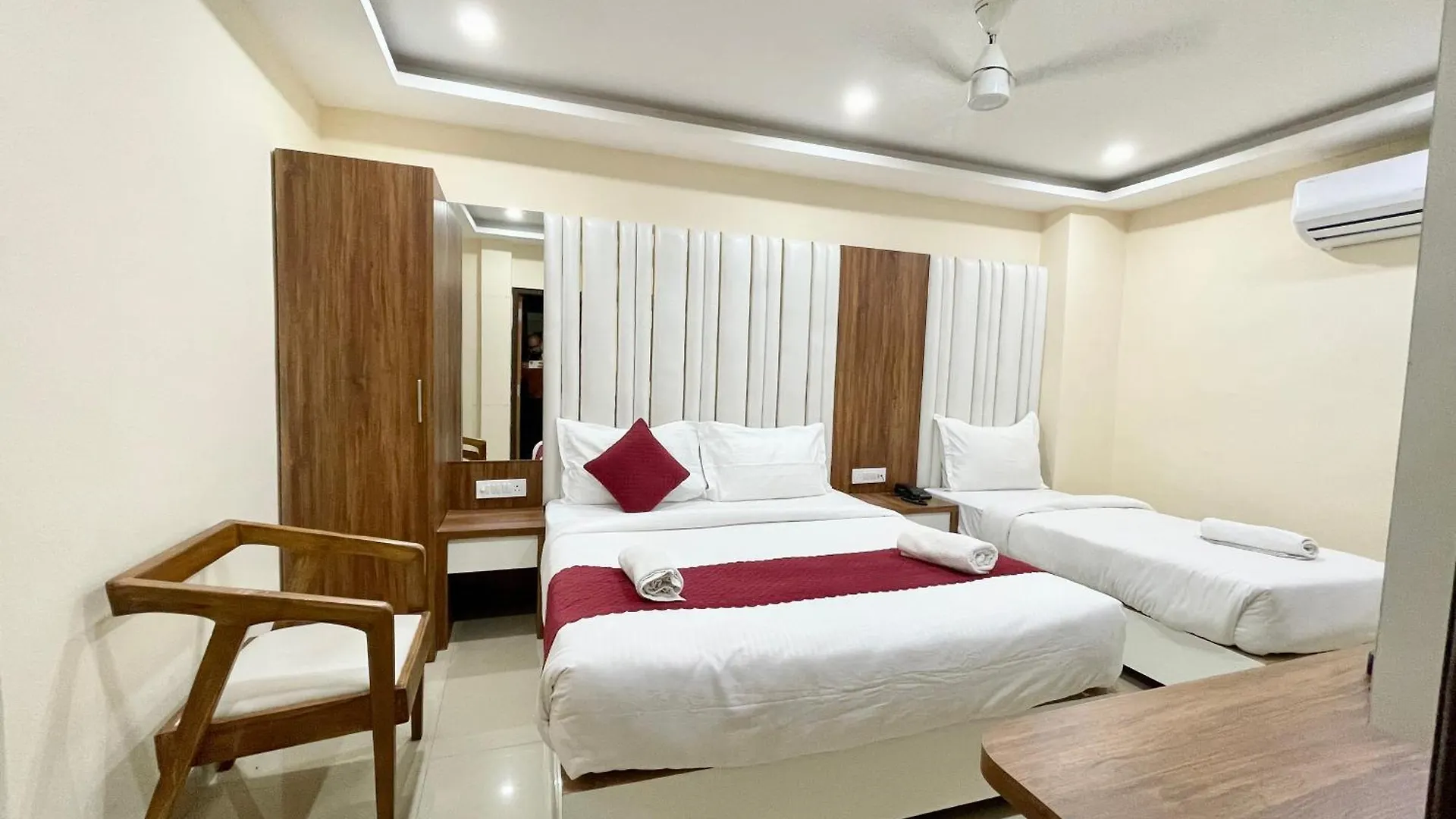 Hotel Srk ! Varanasi ! Fully-Air-Conditioned Hotel At Prime Location With Lift-Wifi-Restaurant Availability, Near Kashi Vishwanath Temple, And Ganga Ghat, Luxurious Rooms