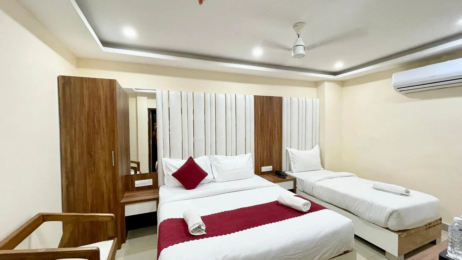****  Hotel Srk ! Varanasi ! Fully-Air-Conditioned Hotel At Prime Location With Lift-Wifi-Restaurant Availability, Near Kashi Vishwanath Temple, And Ganga Ghat, Luxurious Rooms Indien