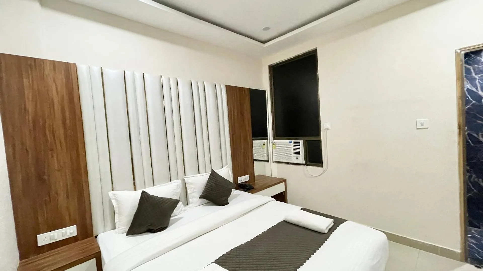 Hotel Srk ! Varanasi ! Fully-Air-Conditioned Hotel At Prime Location With Lift-Wifi-Restaurant Availability, Near Kashi Vishwanath Temple, And Ganga Ghat, Luxurious Rooms 4*,